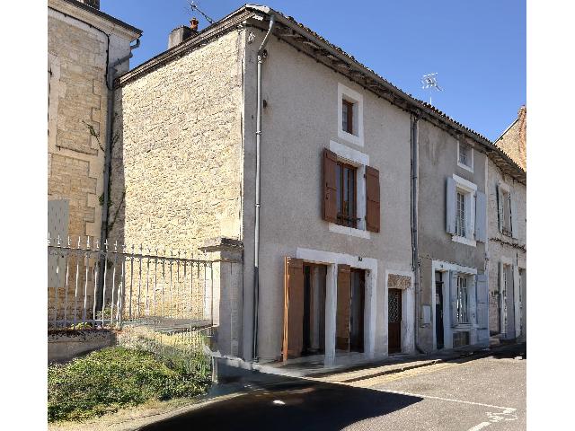Huis te koop in&nbsp;VERTEUIL-SUR-CHARENTE 16510 Charente Poitou-Charentes France: Een stukje geschiedenis in een pittoresk dorp. EXCLUSIEF BIJ BEAUX VILLAGES! Ontdek dit charmante pand uit de 16e eeuw, ideaal gelegen in het prachtige dorp Verteuil-sur-Charente, bekend om zijn karak...