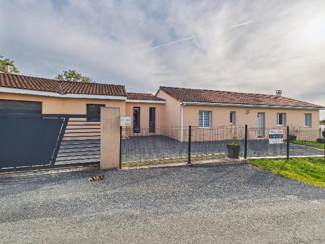 House&nbsp;for sale&nbsp;NONTRON 24300 Dordogne Aquitaine France: Modern House in Nontron. EXCLUSIVE TO BEAUX VILLAGES ! Are you looking for a bright, modern and comfortable property? Discover this 135m² single-storey house, built in 2005. The living area (air-cond...