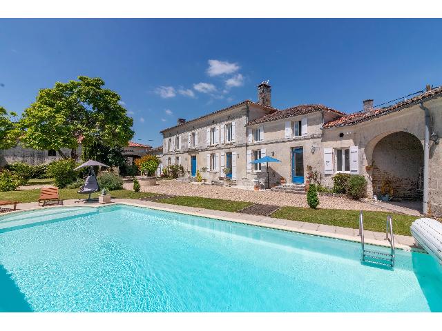 Huis te koop in&nbsp;SAINT-SULPICE-DE-COGNAC 16370 Charente Poitou-Charentes Frankrijk: Elegant landhuis in Charentaise met zwembad en gastenverblijf. Gelegen in een rustig gehucht op korte rijafstand van het historische stadje Cognac, biedt dit elegante pand een verfijnde mix van karakt...