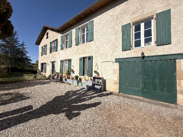 Huis te koop in&nbsp;BENEST 16350 Charente Poitou-Charentes France: Ruim en licht huis met uitzicht op het landschap. EXCLUSIEF BIJ BEAUX VILLAGES! Deze grote en lichte woning geniet van een prachtig open uitzicht over het omliggende landschap en is gelegen in een kle...