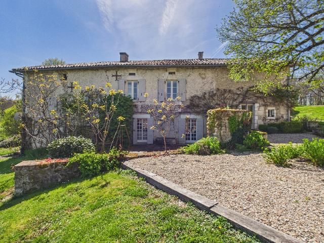 Huis te koop in&nbsp;RIBÉRAC 24600 Dordogne Aquitaine France: Uitzonderlijk object met zwembad en bijgebouwen. EXCLUSIEF IN BEAUX VILLAGES! Genesteld in een beschermde en rustige omgeving, belichaamt dit karaktervolle landgoed elegantie en authenticiteit en bied...