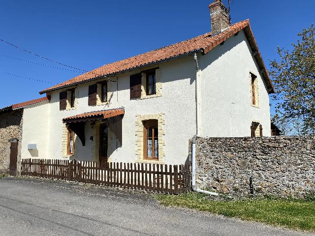 Huis te koop in&nbsp;LE DORAT 87210 Haute-Vienne Limousin France: Charmant landhuis met schuren en tuin. Gelegen in een klein gehucht nabij Le Dorat, is dit mooie huis als volgt ingedeeld:<br />
<br />
Op de begane grond geeft de hal toegang tot de verschillende vertrekken: e...