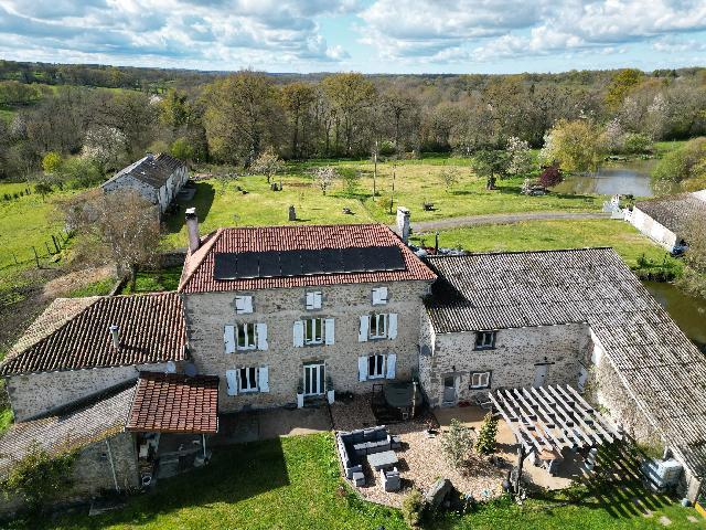 Huis te koop in&nbsp;ORADOUR-SAINT-GENEST 87210 Haute-Vienne Limousin France: Privélandgoed van 17 hectare, groot hoofdhuis plus drie bijgebouwen, meer, zakelijke mogelijkheden. EXCLUSIEF BIJ BEAUX VILLAGES! Wat een magische, serene locatie is dit landgoed, een waar gezicht aa...