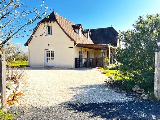 Huis te koop in&nbsp;BLARS 46330 Lot Midi-Pyrénées France: Schitterende, moderne woning met 3 slaapkamers met eigen badkamer en zwembad. Gelegen in het hart van een rustig dorp in de Causses du Quercy, biedt deze ruime en goed onderhouden moderne woning, gebo...