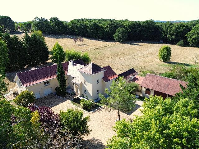 Huis te koop in&nbsp;SAINT-MÉARD-DE-GURÇON 24610 Dordogne Aquitaine France: Recent gebouwde woning met 5-7 slaapkamers, gastenverblijf, schuur en weiland. Deze door een architect ontworpen woning ligt op het platteland van de Périgord Pourpre. Dit prachtige familiehuis staat...