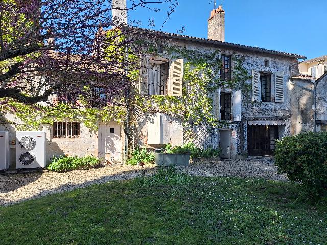 Huis te koop in&nbsp;CIVRAY 86400 Vienne Poitou-Charentes France: Stijlvol herenhuis met zes slaapkamers. EXCLUSIEF BIJ BEAUX VILLAGES! Historisch pand in het stadscentrum vol karakter en charme. Dit unieke pand, voorheen een dokterspraktijk en notariskantoor, straa...