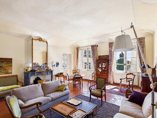 Appartement te koop in&nbsp;AIX-EN-PROVENCE 13080 Bouches-du-Rhône Provence Alpes Côte d'Azur France: Appartement, tweede verdieping, uitzicht op de stad, ligging zuid-noord, algemene staat uitstekend, aparte ingerichte keuken, aparte gasverwarming, aparte warmwatervoorziening, woonkameroppervlakte 45...