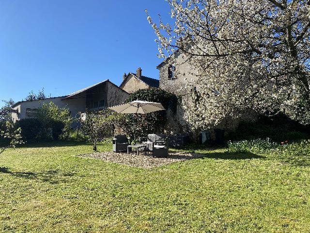 Gîtes/Chambres d'hôtes te koop in&nbsp;LE DORAT 87210 Haute-Vienne Limousin France: Huis met 3 huurappartementen en een potentieel 4e. Dit indrukwekkende pand zit vol verrassingen! Vanaf de straat is het moeilijk voor te stellen dat achter de charmante gevel een hoofdhuis en een aang...