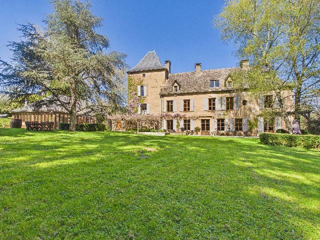 Huis te koop in&nbsp;PRIVEZAC 12350 Aveyron Midi-Pyrénées France: Prestigieus stenen landgoed met privémeer en apart bijgebouw. ​​EXCLUSIEF BIJ BEAUX VILLAGES! Een zeldzaam en uitzonderlijk landgoed in het hart van de Aveyron.<br />
<br />
Verscholen in het glooiende lan...