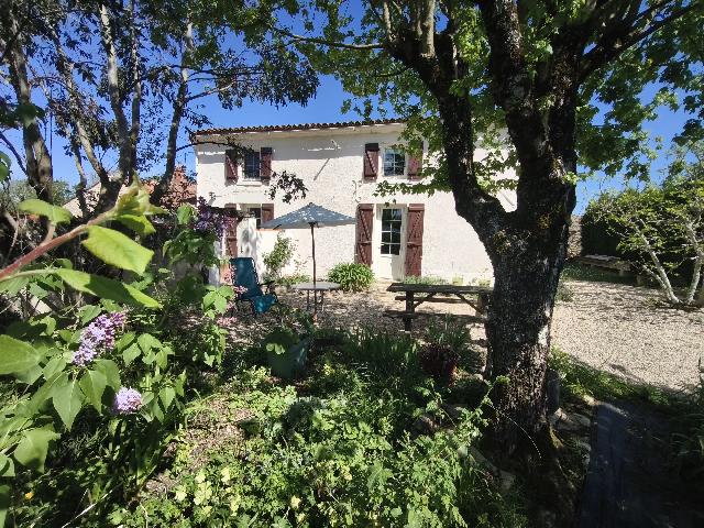 Huis te koop in&nbsp;L’HERMENAULT 85570 Vendée Pays de la Loire France: Charmante vrijstaande woning in een dorp met uitgestrekte tuinen en uitzicht op het platteland. Gelegen aan de rustige rand van een dorp, biedt deze aantrekkelijke vrijstaande woning de perfecte combi...