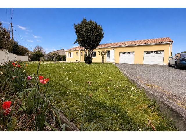 Huis te koop in&nbsp;CELLETTES 16230 Charente Poitou-Charentes France: Comfortabele gelijkvloerse woning met ruime woonruimtes en uitzicht op het landschap. Deze goed ontworpen gelijkvloerse woning biedt royale volumes, lichte woonruimtes en een comfortabele indeling. De...