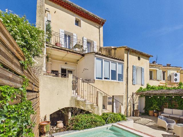 Huis te koop in&nbsp;POURRIÈRES 83910 Var Provence Alpes Côte d'Azur France: Authentiek 17e-eeuws dorpshuis met terras, zwembad en uitzicht – 30 minuten van Aix-en-Provence. Genesteld in het hart van een charmant en authentiek Provençaals dorp, op slechts 30 minuten van Aix...