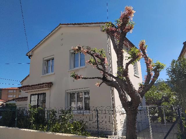 Huis te koop in&nbsp;QUILLAN 11500 Aude Languedoc Roussillon France: Vrijstaande woning met 3 slaapkamers, tuin en garage in het centrum van de stad. EXCLUSIEF BIJ BEAUX VILLAGES! Deze charmante vrijstaande woning met 3 slaapkamers, garage en tuin is gelegen in een rus...
