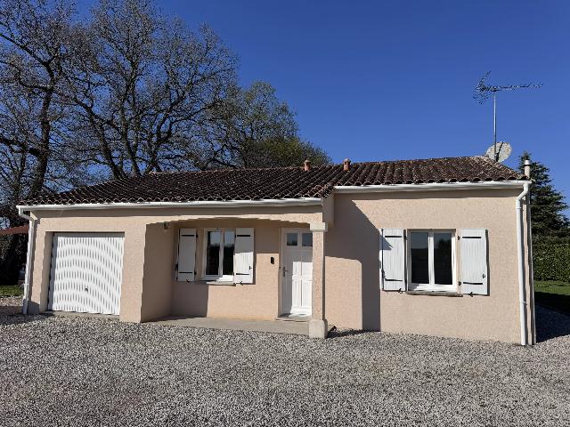 Huis te koop in&nbsp;JARNAC 16200 Charente Poitou-Charentes France: Moderne bungalow vlakbij Jarnac. EXCLUSIEF BIJ BEAUX VILLAGES! Dit is de laatste woning in het gehucht. Deze fraai gepresenteerde woning is gebouwd in 2004 en is sinds 2018 door de huidige eigenaren z...