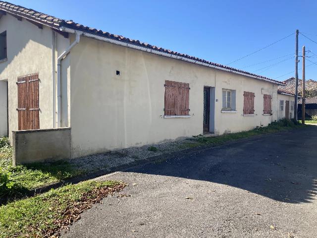 Huis te koop in&nbsp;LUXÉ 16230 Charente Poitou-Charentes France: Huis dat volledig gerenoveerd moet worden. Een gelijkvloers huis dat (onder voorbehoud van de benodigde vergunningen) volledig gerenoveerd moet worden en veel potentie biedt voor herontwikkeling en wa...