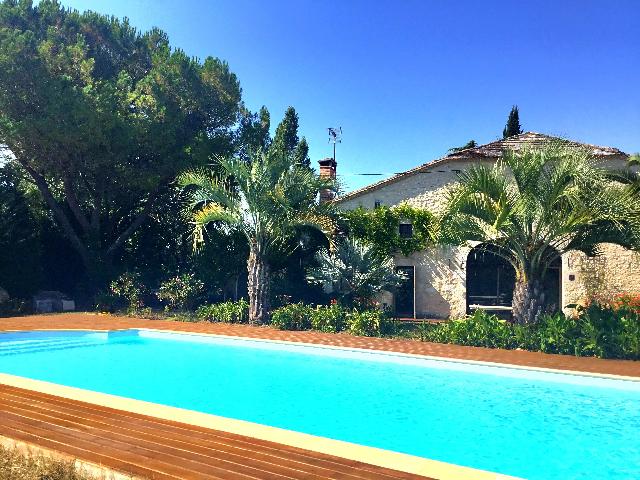 Huis te koop in&nbsp;DURAS 47120 Lot-et-Garonne Aquitaine France: Een charmant, traditioneel stenen huis vol karakter en originele details. Met prachtige stenen muren, gewelfde plafonds, zichtbare balken en een adembenemend uitzicht vanaf een verhoogde positie, comb...