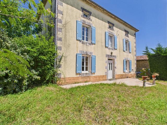Huis te koop in&nbsp;PIÉGUT-PLUVIERS 24360 Dordogne Aquitaine France: Landelijk gelegen huis. Op slechts 10 minuten van Piegut-Pluviers en 45 minuten van het TGV-station van Angoulême vindt u dit stenen pand.<br />
<br />
Net als een maître de maître beschikt de begane grond o...