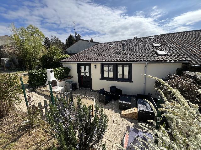 Huis te koop in&nbsp;DARNAC 87320 Haute-Vienne Limousin France: Prachtige, volledig gemeubileerde cottage met 4 slaapkamers, schuur en grond. EXCLUSIEF BIJ BEAUX VILLAGES! Deze heerlijk gerenoveerde cottage ligt in het hart van het Limousin-landschap, op korte afs...