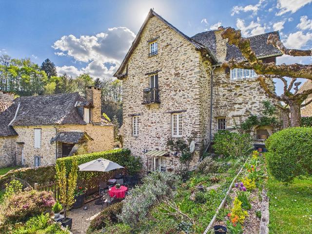 House&nbsp;for sale&nbsp;SÉGUR-LE-CHÂTEAU 19230 Corrèze Limousin France: Historic medieval Logis. This immaculately presented 15th-century logis La Tour Saint Laurent, is ideally located on the doorstep of one of the top 10 most beautiful villages in the Limousin, Ségur-l...