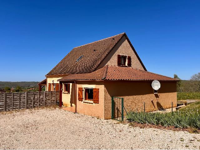 Huis te koop in&nbsp;GOURDON 46300 Lot Midi-Pyrénées France: Huis met 4 slaapkamers, verwarmd zwembad en prachtig uitzicht op het westen, vlakbij Gourdon, Lot. Als u op zoek bent naar ruimte, licht en een uitzicht waar u nooit genoeg van krijgt, dan biedt dit h...