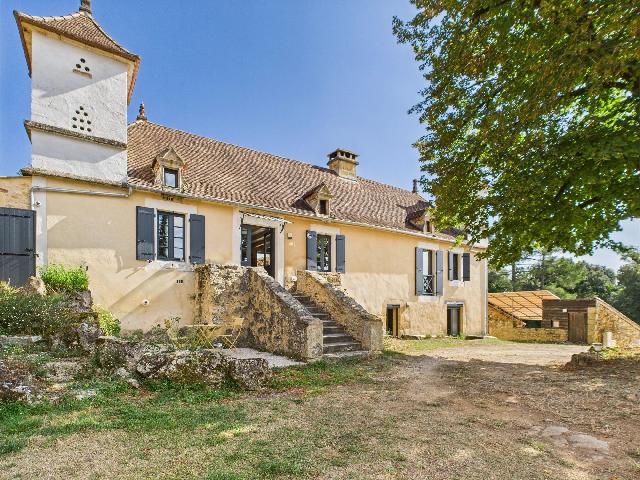 Huis te koop in&nbsp;GOURDON 46300 Lot Midi-Pyrénées France: Ruim, volledig gerenoveerd huis met 3 slaapkamers en een vakantiehuis met 2 slaapkamers en zwembad. Gelegen op een rustige landelijke locatie, op slechts tien minuten van het bruisende stadje Gourdon ...