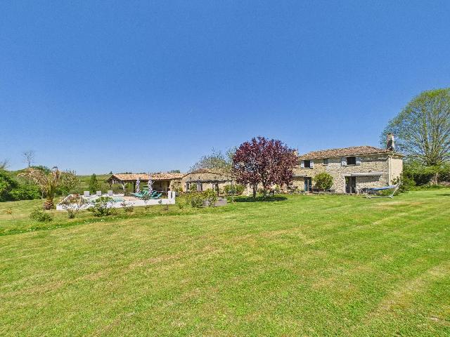 Huis te koop in&nbsp;MONSÉGUR 33580 Gironde Aquitaine France: Charmant stenen landgoed met 3 huizen, zwembad en panoramisch uitzicht – nabij Monségur, Zuidwest-Frankrijk. EXCLUSIEF BIJ BEAUX VILLAGES! Gelegen in een rustige en pittoreske landelijke omgeving, ...