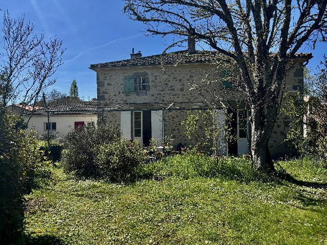 Maison&agrave; vendre &agrave;&nbsp;FARGUES-SUR-OURBISE 47700 Lot-et-Garonne: Maison en pierre de caractère avec studio indépendant. Entre Nérac et Casteljaloux, dans un hameau vivant et chaleureux, cette propriété en pierre offre un cadre de vie idéal.<br />
<br />
Le rez-de-chaus...