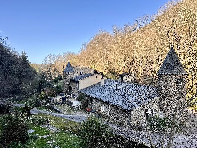 Gîtes/Chambres d'hôtes te koop in&nbsp;REVEL 31250 Haute-Garonne Midi-Pyrénées France: Afgelegen landgoed in de Montagne Noire met watervallen en bossen. Genesteld in de ongerepte schoonheid van de Montagne Noire, in het hart van een beschermd natuurpark in de regio Languedoc tussen Tou...
