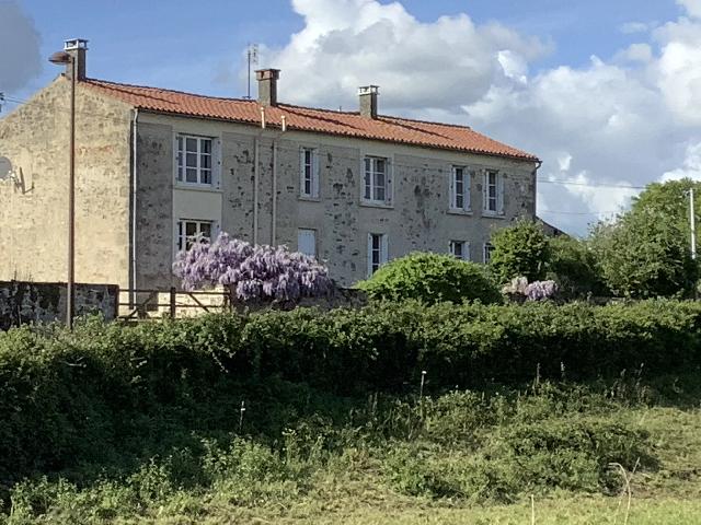 Huis te koop in&nbsp;FONTENAY-LE-COMTE 85200 Vendée Pays de la Loire France: Charmant stenen huis aan de rand van het dorp. Dit prachtige stenen huis is onlangs gerenoveerd door de huidige eigenaren en beschikt over een mooie tuin aan de rand van het dorp, waar zich een bar/ta...