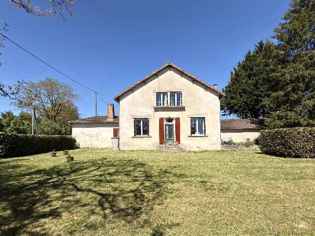 Huis te koop in&nbsp;SAINT-GOURSON 16700 Charente Poitou-Charentes France: Ruim huis met 5 slaapkamers in een rustig dorp. EXCLUSIEF BIJ BEAUX VILLAGES! Deze royale woning is ideaal gelegen in een vredig dorp, op slechts 10 minuten van de pittoreske dorpjes Nanteuil-en-Vall�...