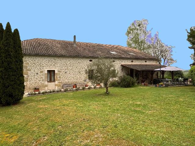 Gîtes/Chambres d'hôtes&agrave; vendre &agrave;&nbsp;LAUZUN 47410 Lot-et-Garonne: Charmante et spacieuse maison de campagne avec une grande maison d'amis et deux piscines sur 2,58 ha. À seulement 10 minutes d'Eymet, découvrez un art de vivre paisible dans cette propriété d'exce...