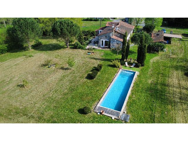 Huis te koop in&nbsp;SAINT-OUEN-SUR-GARTEMPE 87300 Haute-Vienne Limousin France: Karaktervol huis op slechts 5 minuten van Bellac, gelegen in een uitzonderlijke natuurlijke omgeving. EXCLUSIEF BIJ BEAUX VILLAGES! Dit prachtige pand, op slechts een paar minuten van Bellac, is een e...
