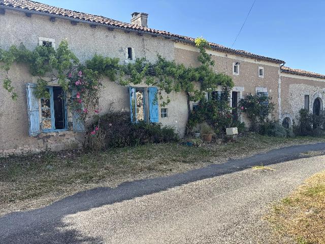 Huis te koop in&nbsp;PALLUAUD 16390 Charente Poitou-Charentes France: Traditionele Charentaise Longère, toe aan modernisering. Mooie, traditionele stenen Charentaise Longère, gelegen in een rustig gehucht op slechts 5 minuten van Saint Severin met zijn bars, restauran...