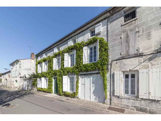 Huis te koop in&nbsp;JARNAC 16200 Charente Poitou-Charentes France: Ruim en elegant herenhuis met een eigen ommuurde tuin. Op korte loopafstand van het centrum van het charmante marktstadje Jarnac biedt dit grote herenhuis royale woonruimte verdeeld over drie verdiepi...