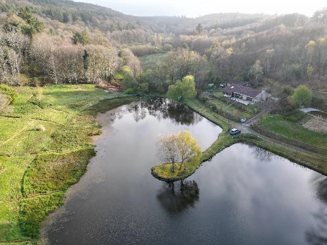 Huis te koop in&nbsp;BLOND 87300 Haute-Vienne Limousin France: Adembenemend uitzicht op je eigen meer in combinatie met een vrijstaande bungalow in een prachtige, besloten tuin. EXCLUSIEF BIJ BEAUX VILLAGES! Deze uitzonderlijke woning biedt een werkelijk ongeëve...