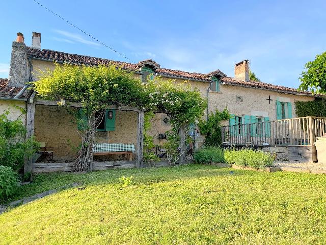 Huis te koop in&nbsp;MONTIGNAC-LE-COQ 16390 Charente Poitou-Charentes France: Karaktervolle vrijstaande woning met 5 slaapkamers. EXCLUSIEF IN BEAUX VILLAGES! Dit is een prachtig, karaktervol stenen pand met verrassend veel ruimte (ca. 177 m²) op een overzichtelijk perceel van...