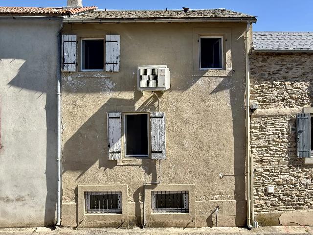 Huis te koop in&nbsp;LACOMBE 11310 Aude Languedoc Roussillon France: Mooi stenen dorpshuis met aangrenzende tuin. Genesteld in een pittoresk gehucht in het hart van de Black Mountains, geniet dit karaktervolle dorpshuis van een rustige omgeving, omgeven door een pracht...