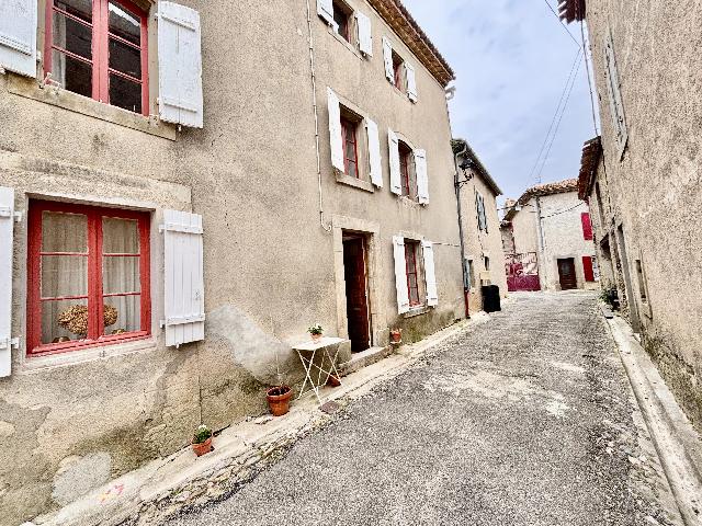 Huis te koop in&nbsp;TRAUSSE 11160 Aude Languedoc Roussillon France: Licht, gezellig en stijlvol - Charmant dorpsverblijf in het hart van Minervois. Gelegen in het pittoreske dorp Trausse, voelt deze woning direct rustgevend en bijzonder aan. Badend in een overvloed aa...