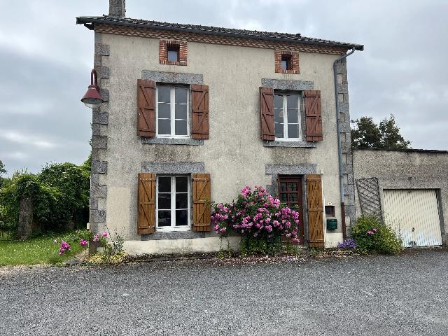 Huis te koop in&nbsp;ORADOUR-SAINT-GENEST 87210 Haute-Vienne Limousin Frankrijk: Ruim huis aan het dorpsplein, nog te renoveren. EXCLUSIEF BIJ BEAUX VILLAGES! Gelegen in het centrum van dit levendige, pittoreske dorp met een fantastisch restaurant en bar, bevindt zich deze vrijsta...