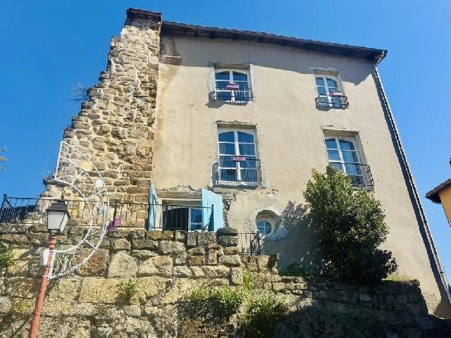 Haus zu verkaufen in&nbsp;AUBIN 12110 Aveyron Midi-Pyrénées Frankreich: Charmantes Dorfhaus mit Balkon und Panoramablick. EXKLUSIV BEI BEAUX VILLAGES! Entdecken Sie dieses charmante Dorfhaus in Aubin mit viel Charakter und Potenzial. Mit einem schönen Balkon, Panoramabli...