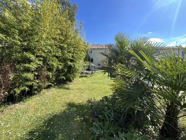 Huis te koop in&nbsp;CHAMPAGNE-MOUTON 16350 Charente Poitou-Charentes France: Droomt u van een nieuw leven in Frankrijk? EXCLUSIEF BIJ BEAUX VILLAGES! Dit is een zeldzame kans om uw droomleven te omarmen en tegelijkertijd een potentieel inkomen te genereren. Deze instapklare wo...