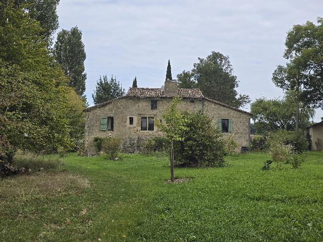 Maison &agrave; vendre &agrave;&nbsp;LAUZUN 47410 Lot-et-Garonne Aquitaine France: Authentique propriété de caractère avec dépendances en pierre. Situé dans un environnement agréable et verdoyant, cet ensemble immobilier offre un beau potentiel et de multiples possibilités d�...