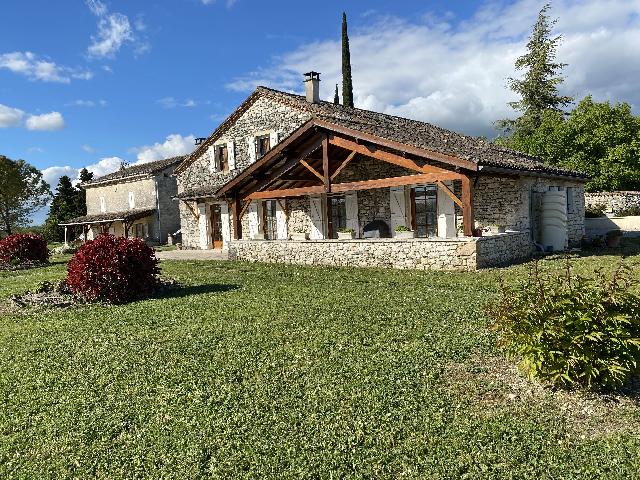 Huis te koop in&nbsp;MONTCUQ 46800 Lot Midi-Pyrénées France: Traditioneel stenen ensemble met twee onafhankelijke woningen - Ideaal voor dubbele bewoning. Gelegen in een rustige landelijke omgeving, biedt dit charmante stenen pand uitzonderlijke flexibiliteit m...