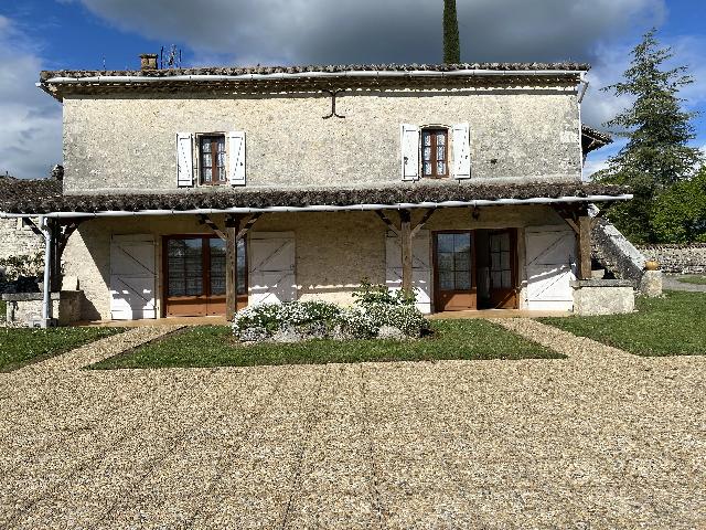 Huis te koop in&nbsp;MONTAIGU-DE-QUERCY 82150 Tarn-et-Garonne Midi-Pyrénées France: Charmant stenen huis met overdekt terras. Dit prachtige stenen huis met twee verdiepingen combineert karakter, comfort en een rustige omgeving. Met circa 90 m² woonoppervlakte staat de woning op een ...