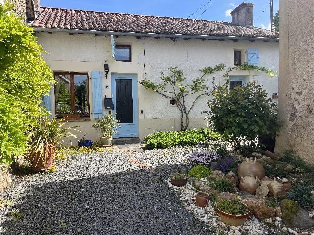 Huis te koop in&nbsp;ADRIERS 86430 Vienne Poitou-Charentes France: Prachtige cottage met apart bijgebouw, zwembad en bijgebouwen. Oordeel nooit te snel! Wat eruitziet als een schattig landhuisje in een pittoresk dorpje, bestaat eigenlijk uit twee panden: een prachtig...