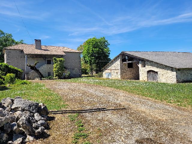 Huis te koop in&nbsp;ROQUECOR 82150 Tarn-et-Garonne Midi-Pyrénées France: Voormalig stenen familiegehucht, toe aan renovatie, compleet met schuren. Gelegen in een rustige, authentieke omgeving, omgeven door natuur, biedt dit voormalige stenen familiegehucht veel potentie vo...