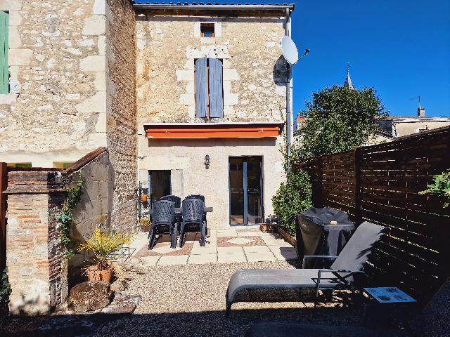 Haus zu verkaufen in&nbsp;EYMET 24500 Dordogne Aquitaine Frankreich: Makelloses, komplett renoviertes, charmantes Reihenhaus mit Innenhof in Eymet. Sehr gefragtes Stadthaus in Eymet. Dieses charmante Steinhaus wurde geschmackvoll und umfassend renoviert und eignet sich...