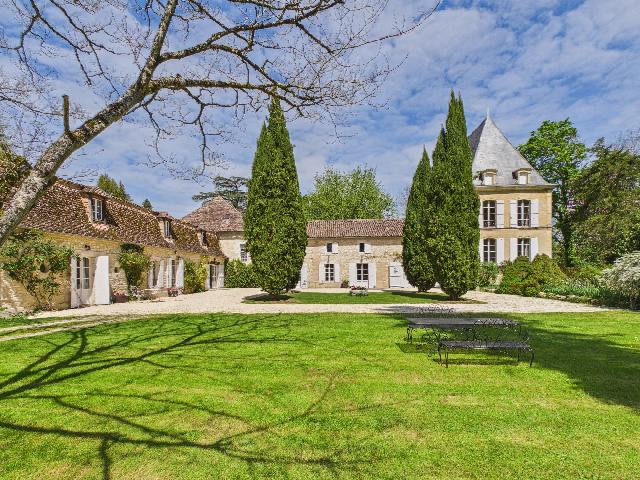 Maison&agrave; vendre &agrave;&nbsp;CASTILLONNÈS 47330 Lot-et-Garonne: Château du 15ème siècle à moins de 30 minutes de Bergerac. Accessible par une longue allée bordée d'arbres, ce charmant château date du XVe siècle. Il est situé sur 3,5 hectares de parc avec ...