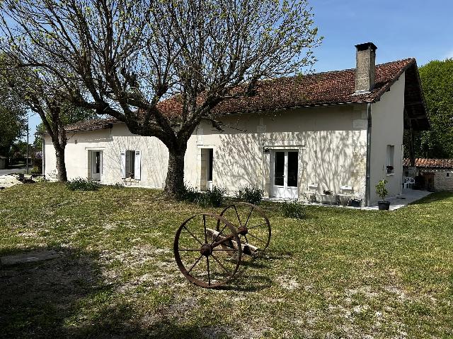 Huis te koop in&nbsp;CHALAIS 16210 Charente Poitou-Charentes France: Recent gerenoveerde vrijstaande woning met 2 slaapkamers en een bijgebouw met 2 slaapkamers. Gelegen op korte rijafstand van het populaire marktstadje Chalais, met zijn winkels, bars, restaurants, wek...
