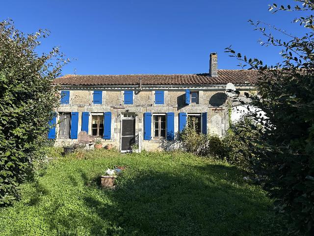 Huis te koop in&nbsp;MIRAMBEAU 17150 Charente-Maritime Poitou-Charentes France: Gehuchtwoning met 3 slaapkamers en prachtige tuin in een gehucht. EXCLUSIEF BIJ BEAUX VILLAGES! Wij zijn verheugd deze ruime, vrijstaande woning met 3 slaapkamers te koop aan te bieden. De woning ligt...
